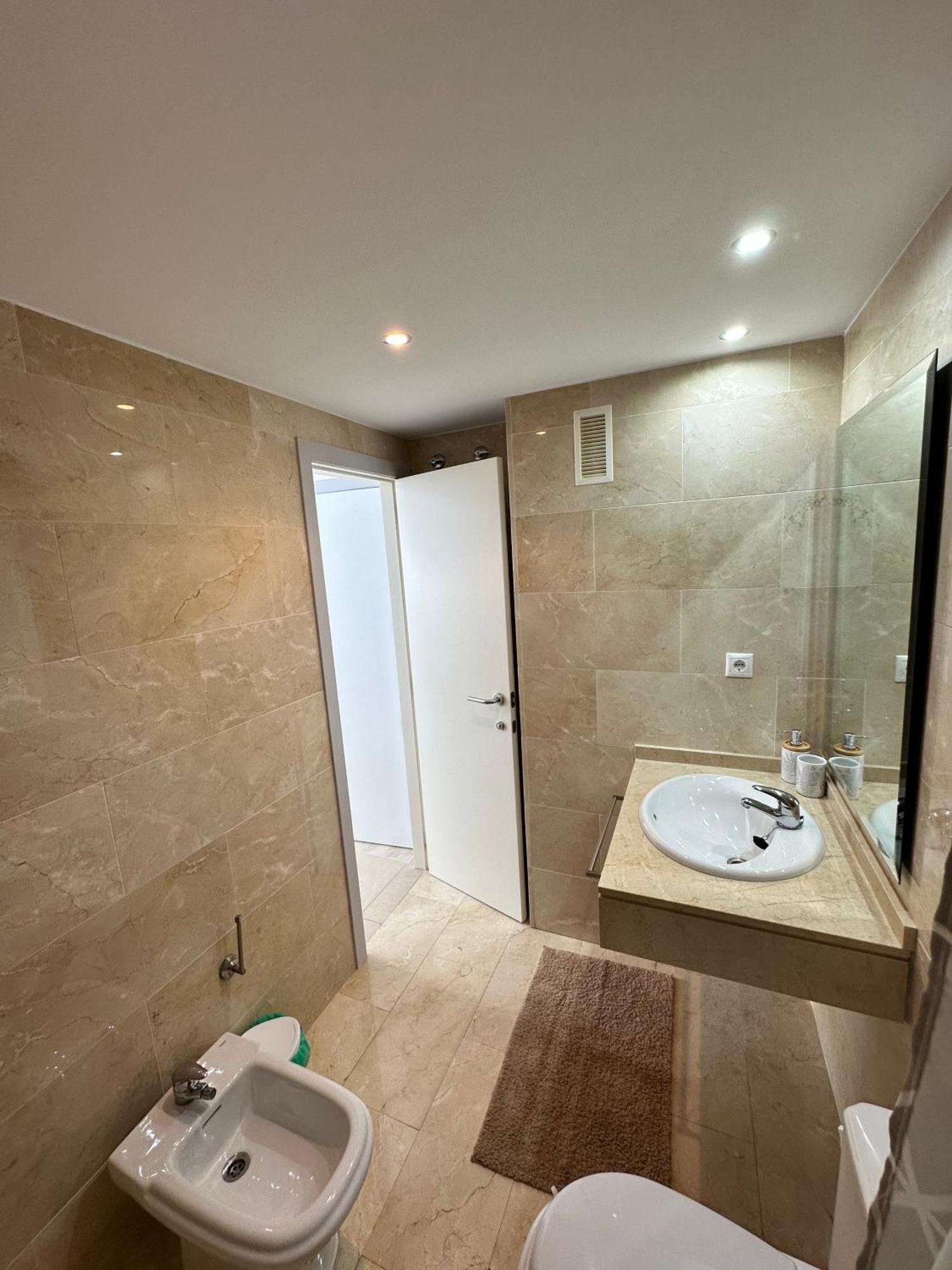 Luxurious, Newly-Renovated Large 2-Bedroom Condo By The Beach Benidorm Exterior photo